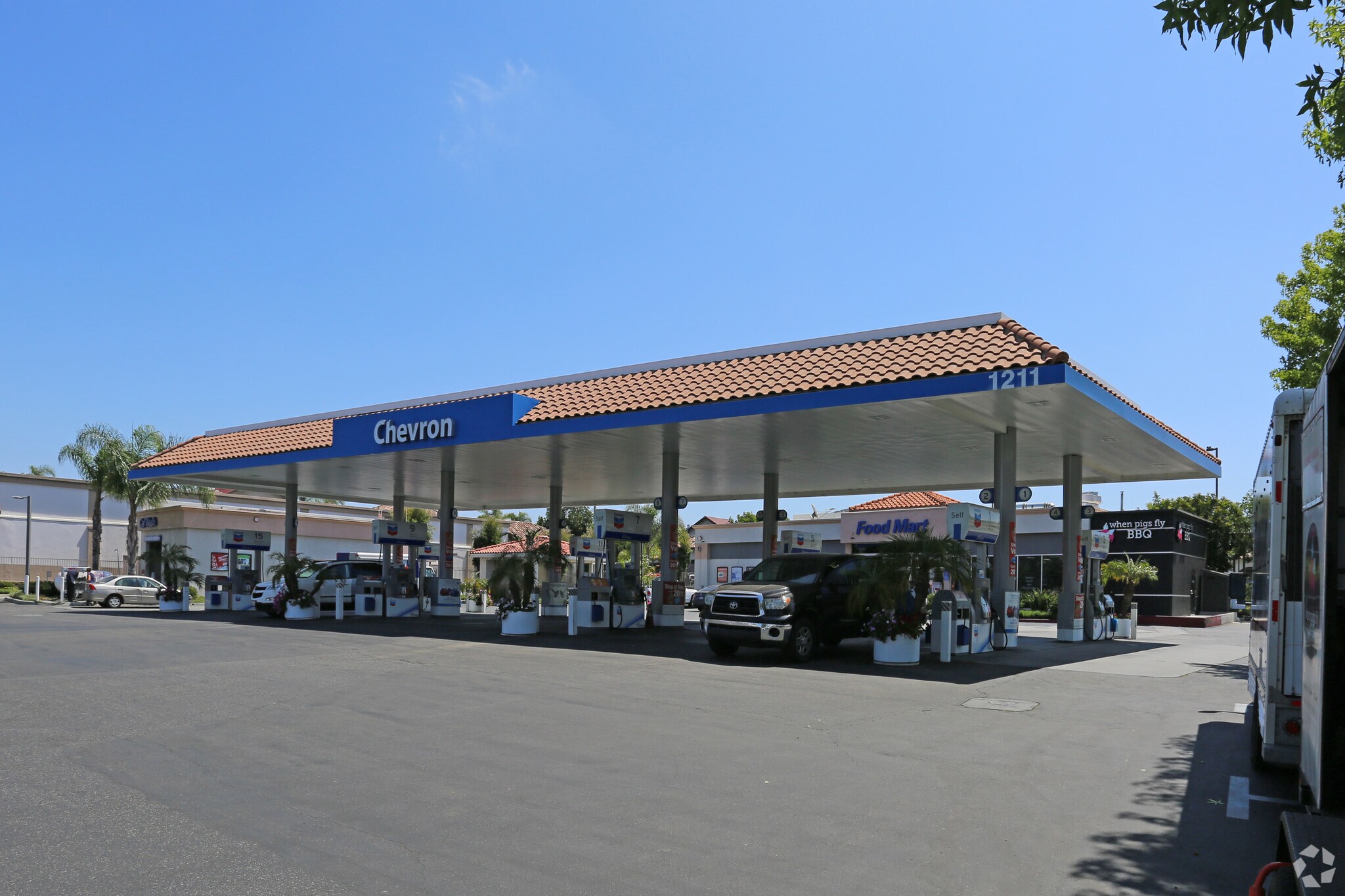 1211 E Vista Way, Vista, CA à louer Photo principale- Image 1 de 9