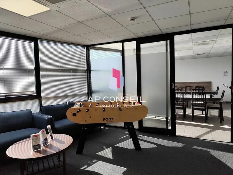 Bureau dans Élancourt à louer - Photo intérieure - Image 3 de 7