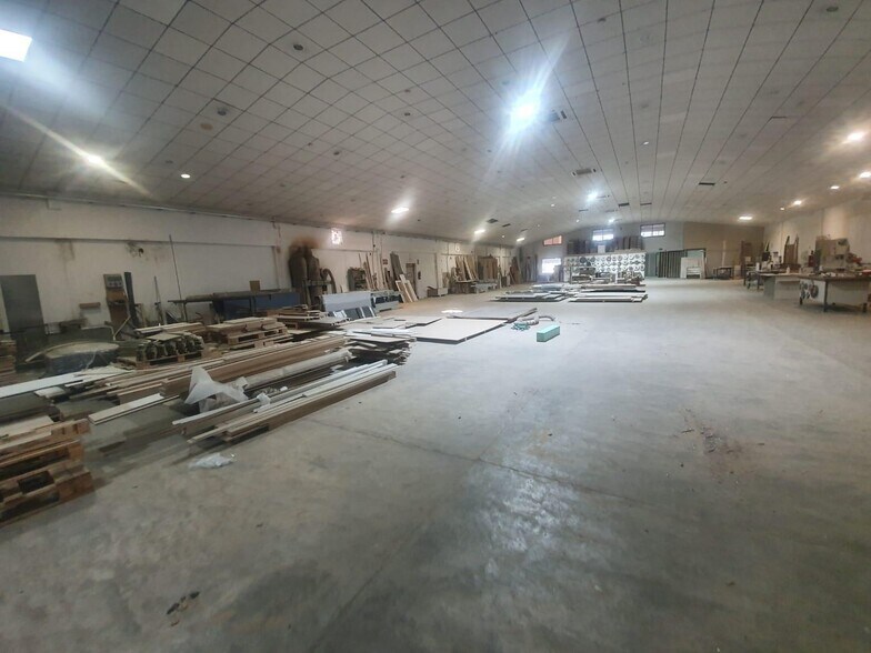 Industrial in SEVILLA for lease - Building Photo - Image 3 of 25