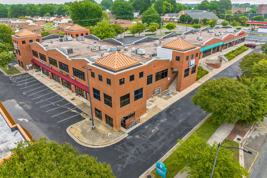 709 E Market St, Greensboro, NC for lease - Building Photo - Image 1 of 8