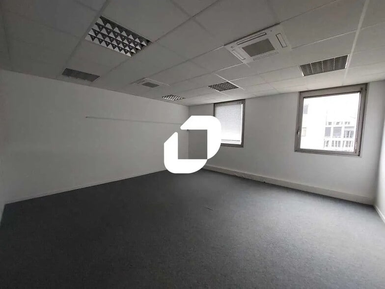 14 Avenue Gustave Eiffel, Montigny-le-Bretonneux for lease - Interior Photo - Image 2 of 8