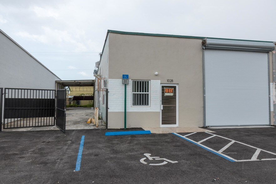 1000-1028 E 17th St, Hialeah, FL à louer - Photo du bâtiment - Image 1 de 10