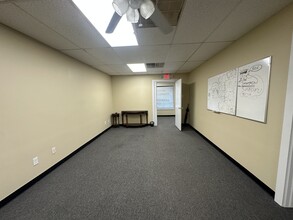 812 W Dallas St, Conroe, TX for lease Interior Photo- Image 2 of 9
