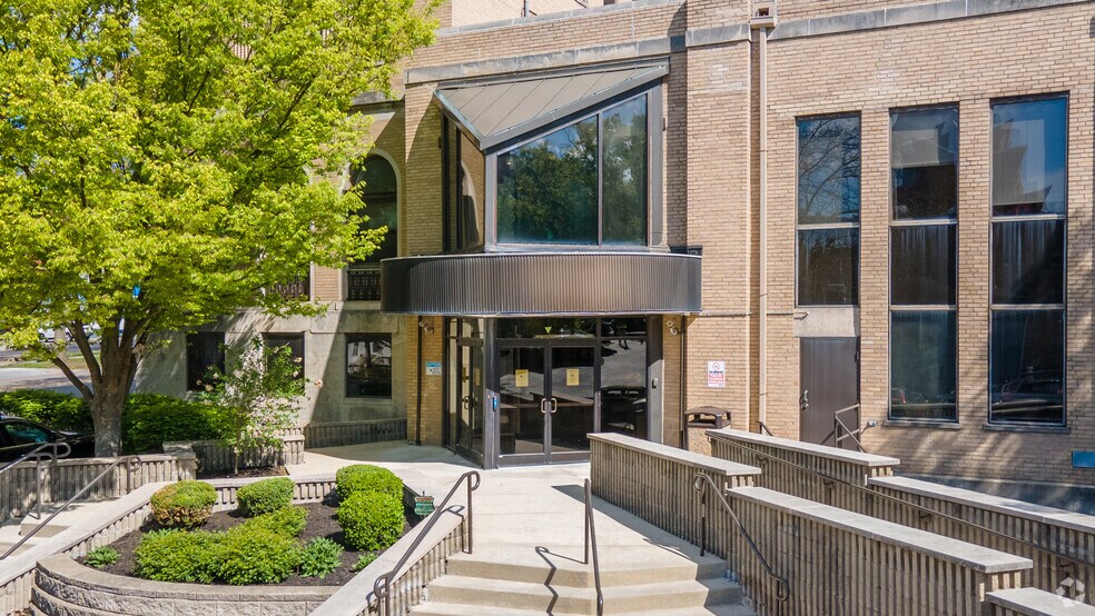 2368 Victory Pky, Cincinnati, OH à louer - Photo du bâtiment - Image 2 de 4