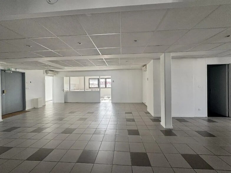 Bureau dans Ivry-sur-Seine à louer - Photo du bâtiment - Image 2 de 12