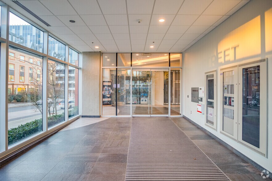 9639 137A St, Surrey, BC à louer - Hall d’entrée - Image 2 de 12