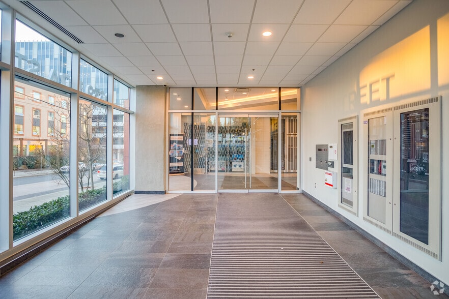 9639 137A St, Surrey, BC à vendre - Hall d’entrée - Image 2 de 12