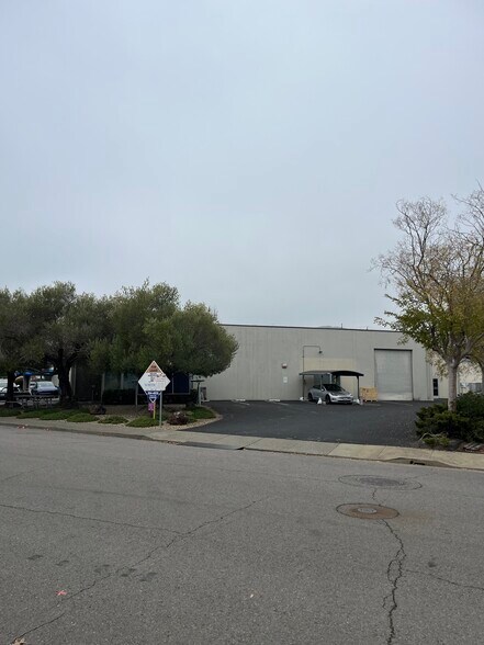 20-24 Mark Dr, San Rafael, CA à louer - Photo du bâtiment - Image 2 de 4