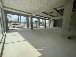 Retail in Bron for lease Interior Photo- Image 2 of 4