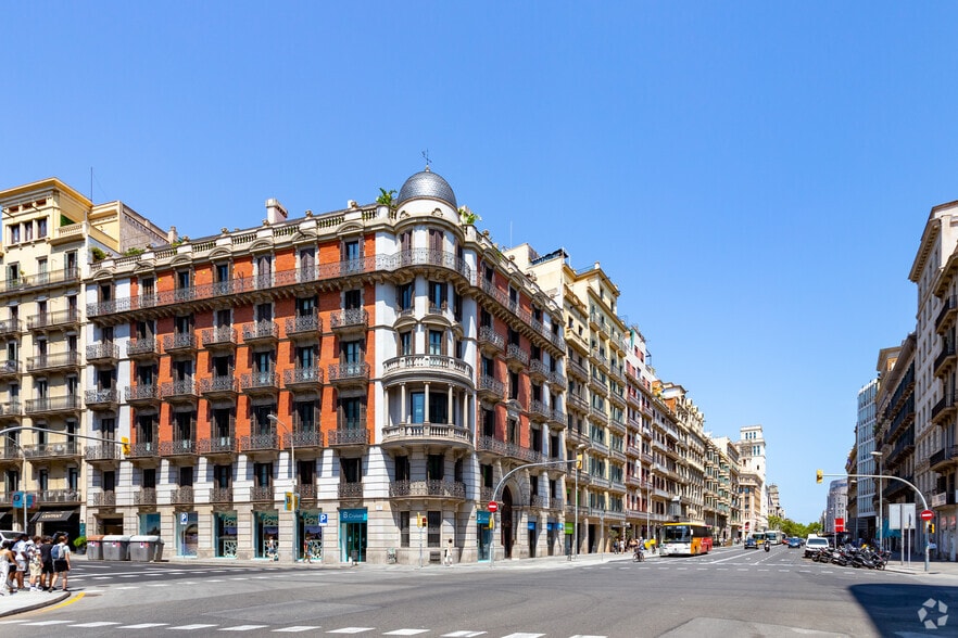 Bureau dans Ronda de la Universitat, 17, Barcelone à louer - Photo du bâtiment - Image 2 de 7
