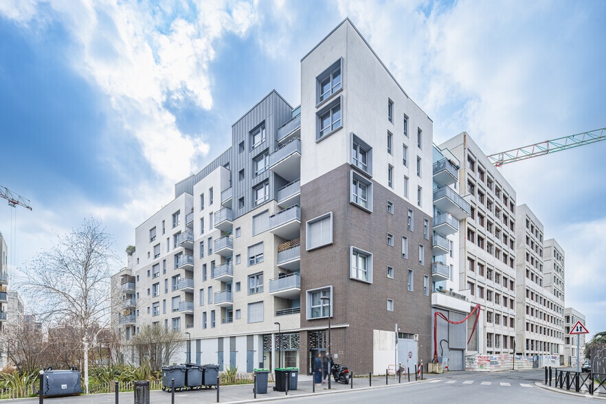 Flex in RUE MAURICE GUNSBOURG for lease - Primary Photo - Image 1 of 4