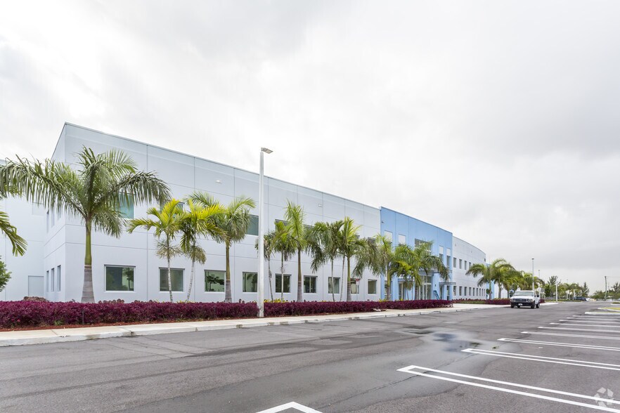 7750 NW 79th Pl, Miami, FL à louer - Photo principale - Image 1 de 6