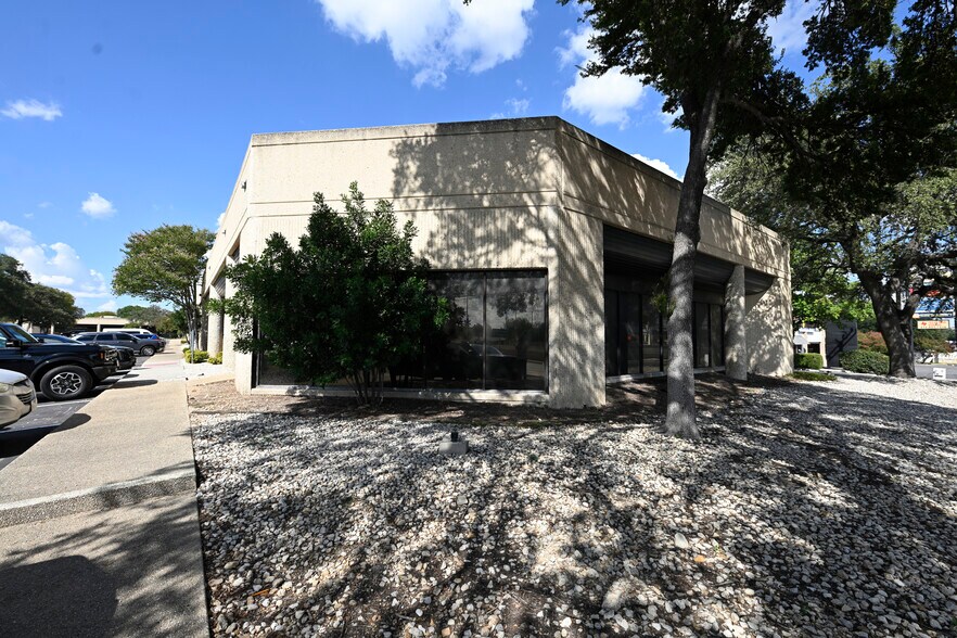 2391 NE Loop 410, San Antonio, TX for lease - Building Photo - Image 2 of 3