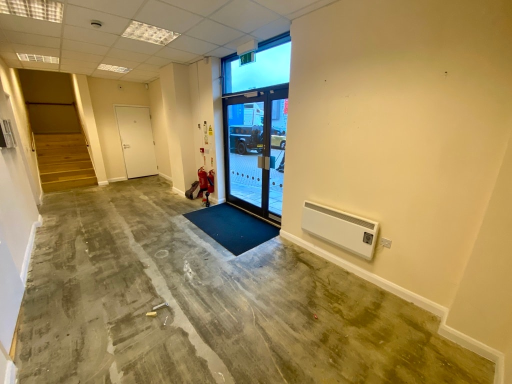Dencora Way, Luton for lease Interior Photo- Image 1 of 5