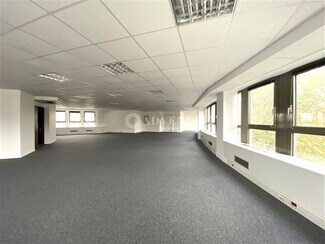 Plus de détails pour 1 Rond Point De L'Europe, La Garenne-Colombes - Bureau, Commerce de détail à louer