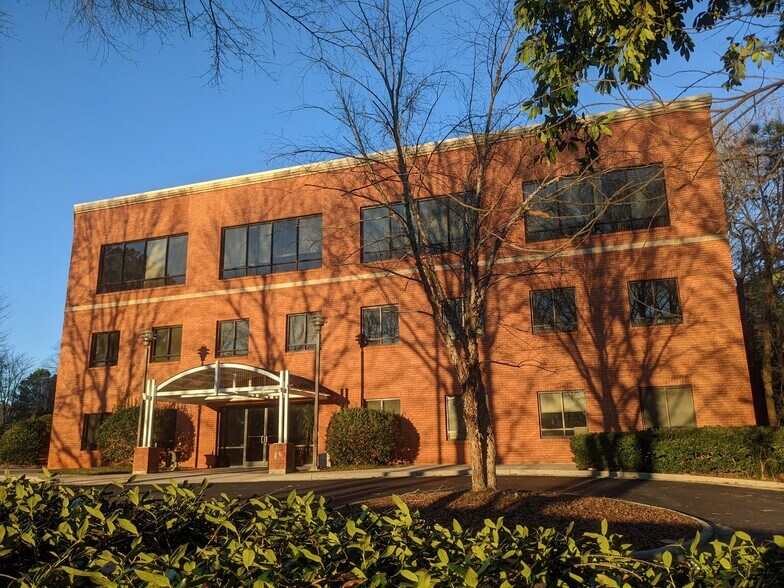 8024 Glenwood Ave, Raleigh, NC à louer - Photo du bâtiment - Image 3 de 5