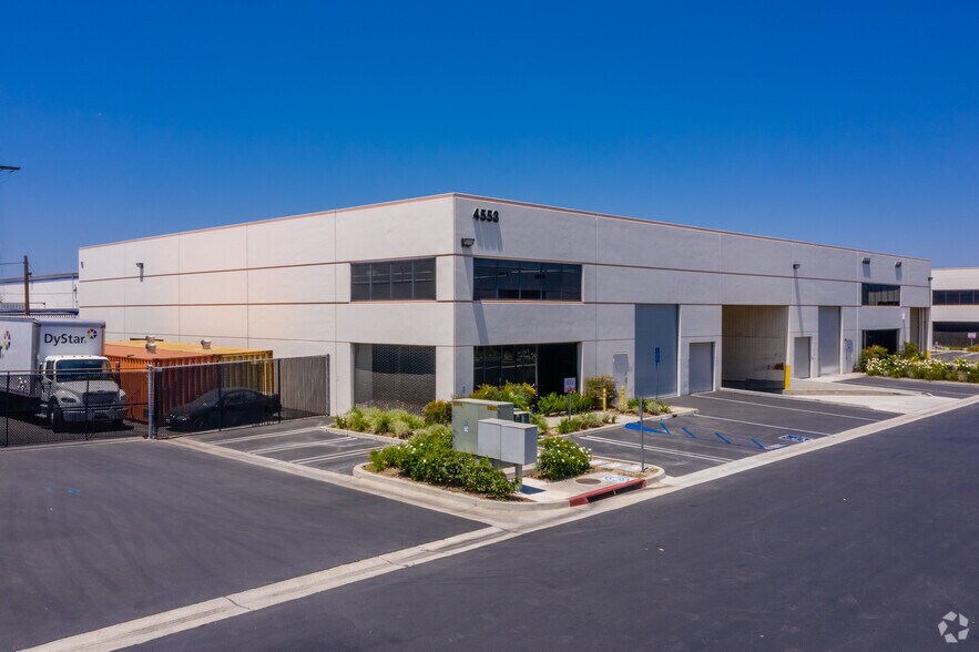 4553-4557 Firestone Blvd, South Gate, CA à louer - Photo du bâtiment - Image 3 de 18