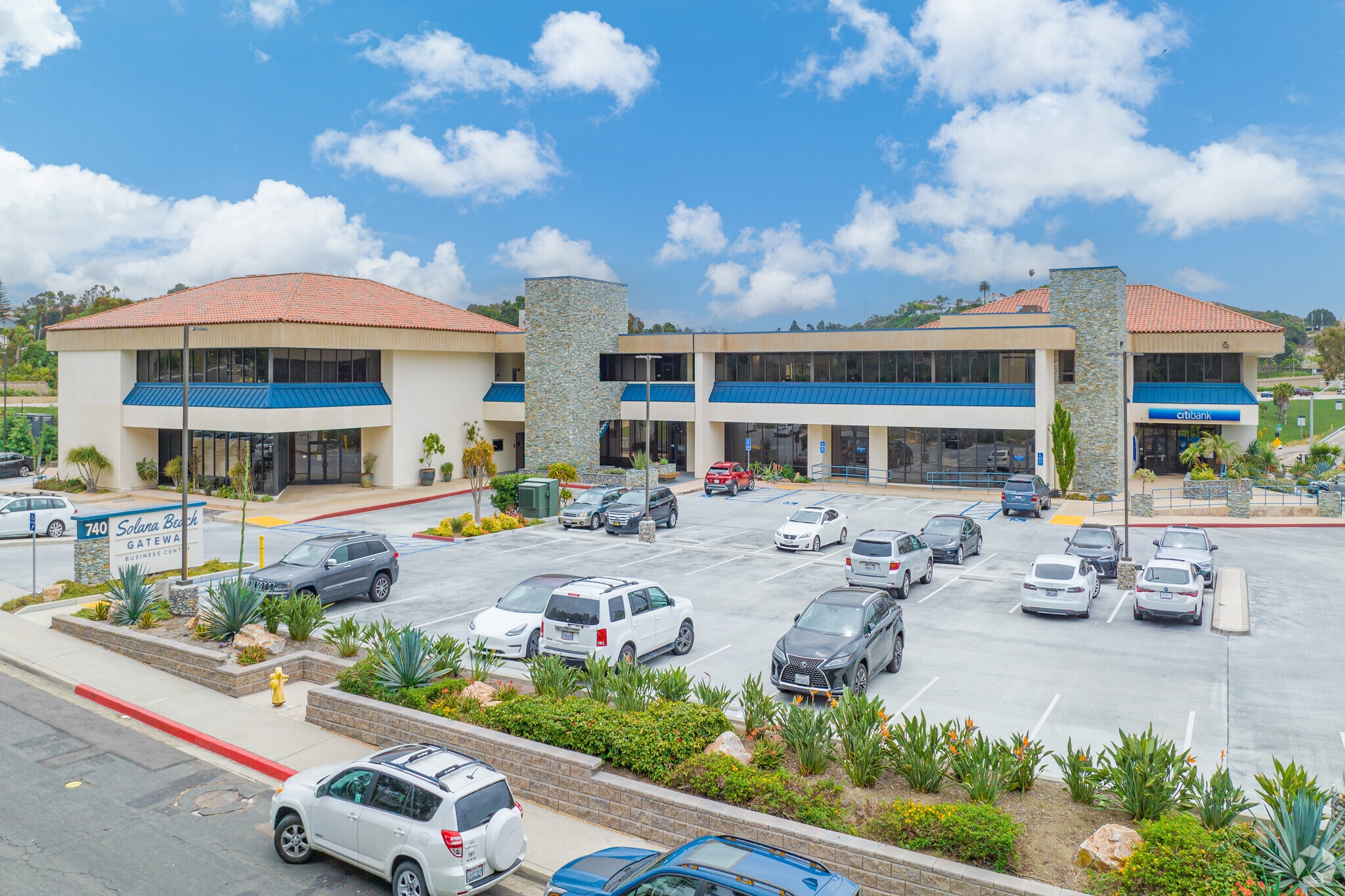 740 Lomas Santa Fe Dr, Solana Beach, CA à louer Photo du bâtiment- Image 1 de 9