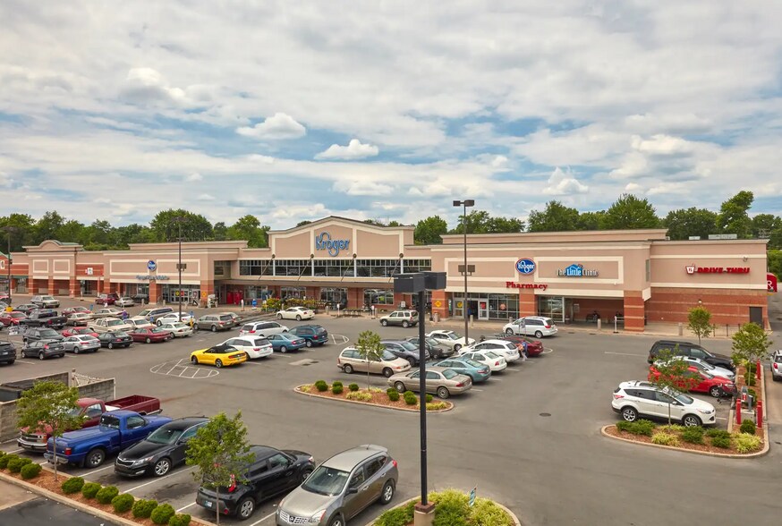 215-305 E Lewis & Clark Pky, Clarksville, IN à louer - Photo du bâtiment - Image 2 de 3