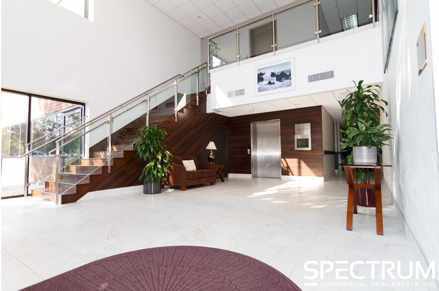 27201 Tourney Rd, Valencia, CA à louer - Photo du bâtiment - Image 2 de 11