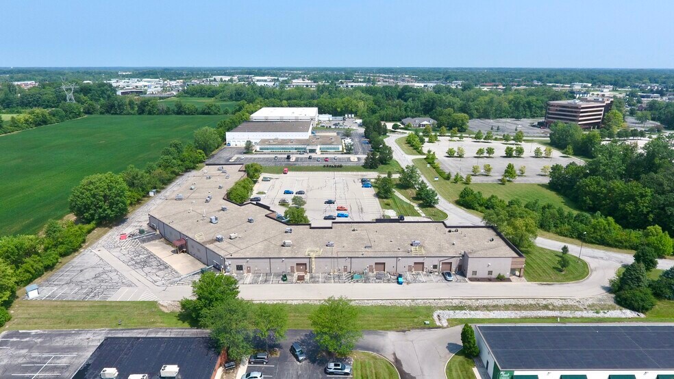 8902 Vincennes Cir, Indianapolis, IN à louer - Photo du bâtiment - Image 2 de 12