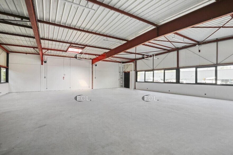 Flex in Villebon-sur-Yvette for lease - Interior Photo - Image 2 of 5