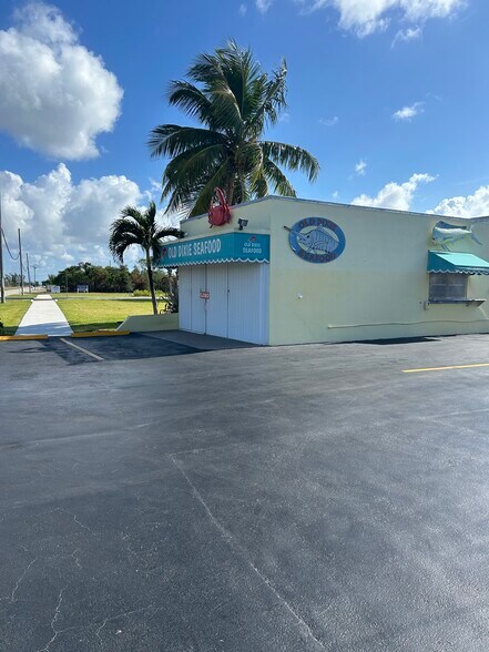 7000 N Dixie Hwy, Boca Raton, FL à louer - Photo du bâtiment - Image 2 de 5