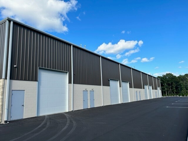 111 Long Island Ave, Yaphank, NY à louer - Photo du bâtiment - Image 2 de 5