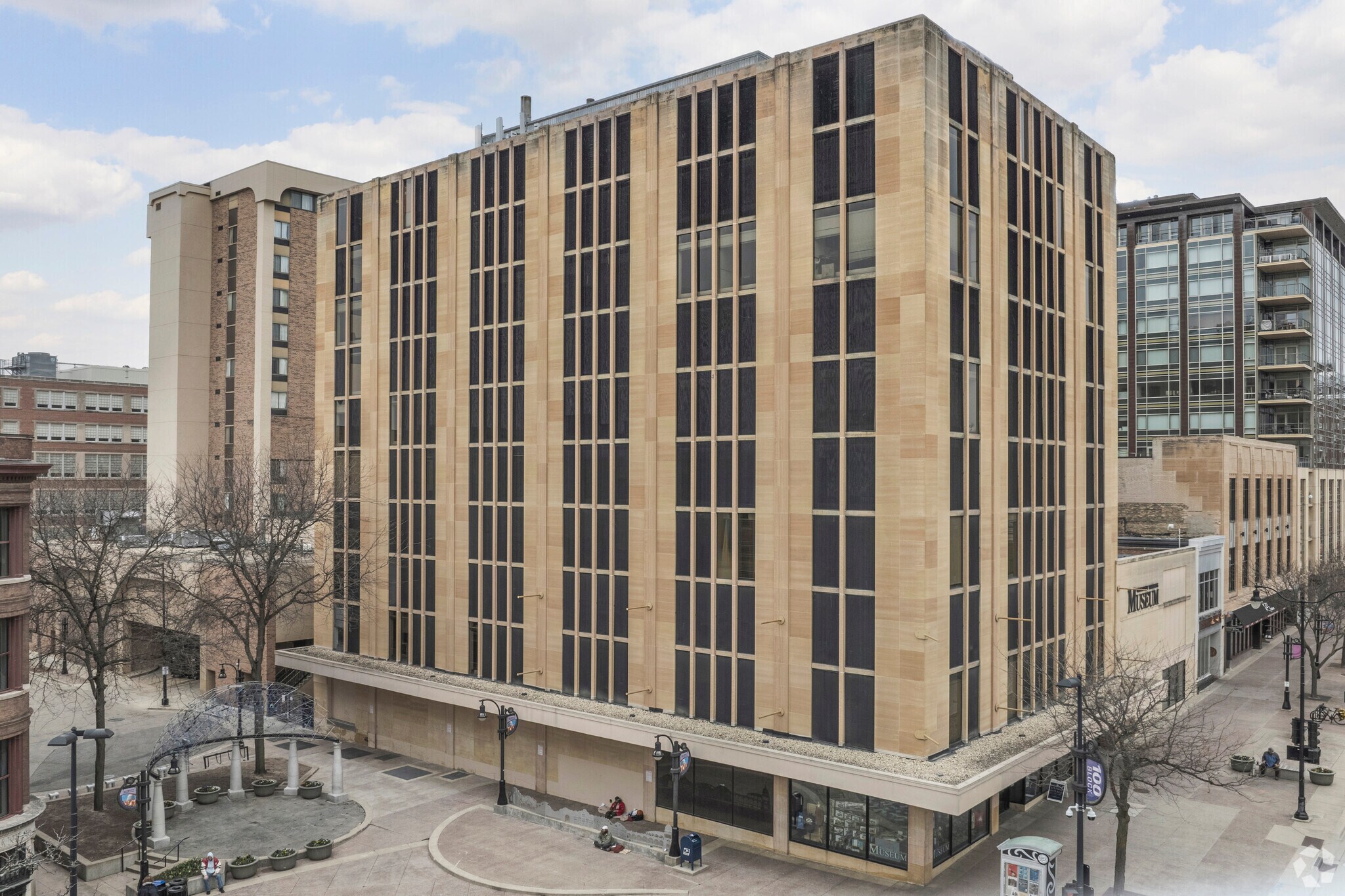 30 W Mifflin St, Madison, WI à louer Photo du bâtiment- Image 1 de 6