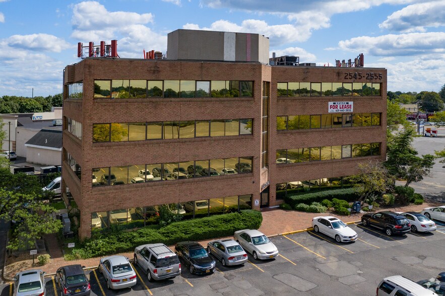 2545-2555 Hempstead Tpke, East Meadow, NY à louer - Photo du bâtiment - Image 2 de 11
