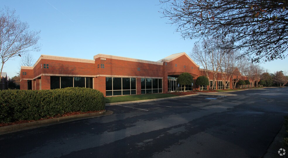 3965 Johns Creek Ct, Suwanee, GA à louer - Photo du bâtiment - Image 2 de 7