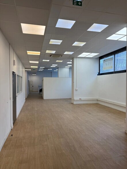 Office in Marseille for lease - Interior Photo - Image 3 of 6