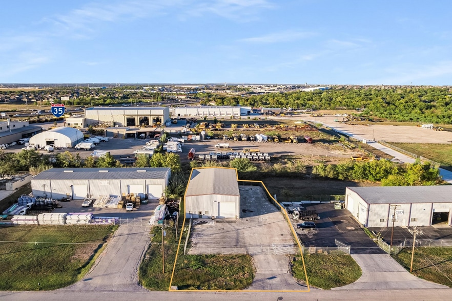 5291 Industrial Way, Buda, TX à louer - Photo du bâtiment - Image 2 de 7