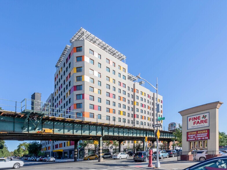 1675 Westchester Ave, Bronx, NY à louer - Photo du bâtiment - Image 1 de 5