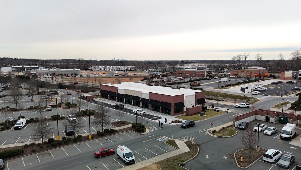 11257 Bryton Town Center Dr, Huntersville, NC for lease - Building Photo - Image 3 of 20