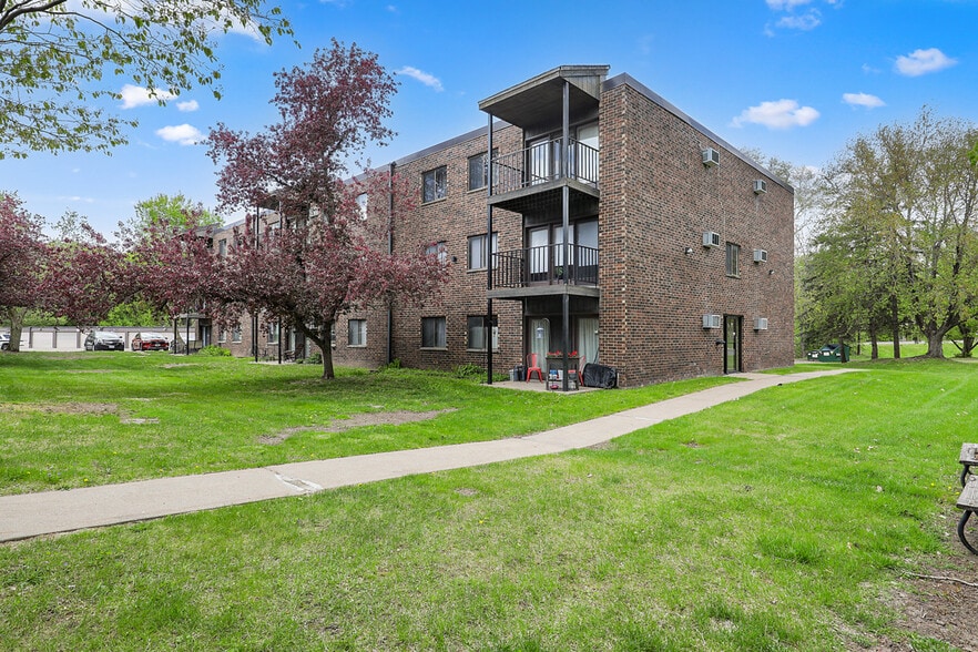 2050 7th Ave E, North Saint Paul, MN for sale - Building Photo - Image 3 of 26