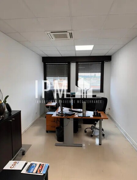 Bureau dans Marseille à vendre - Photo du bâtiment - Image 2 de 8
