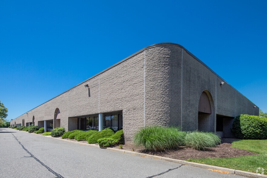 70-130 Sea Ln, Farmingdale, NY for lease - Primary Photo - Image 1 of 2