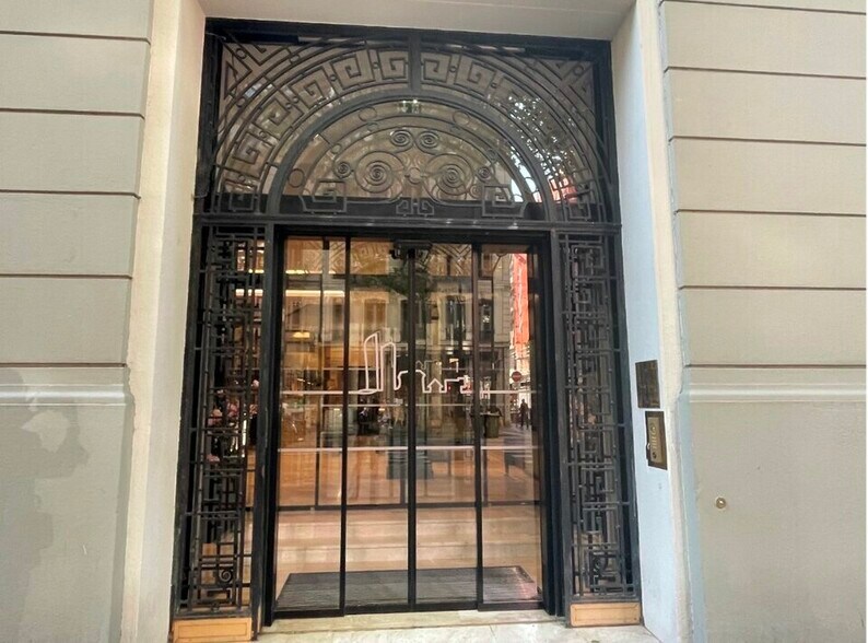 Office in Lyon for lease - Lobby - Image 2 of 11