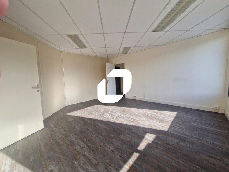 Bureau dans Croissy-Beaubourg à vendre - Photo intérieure - Image 3 de 7