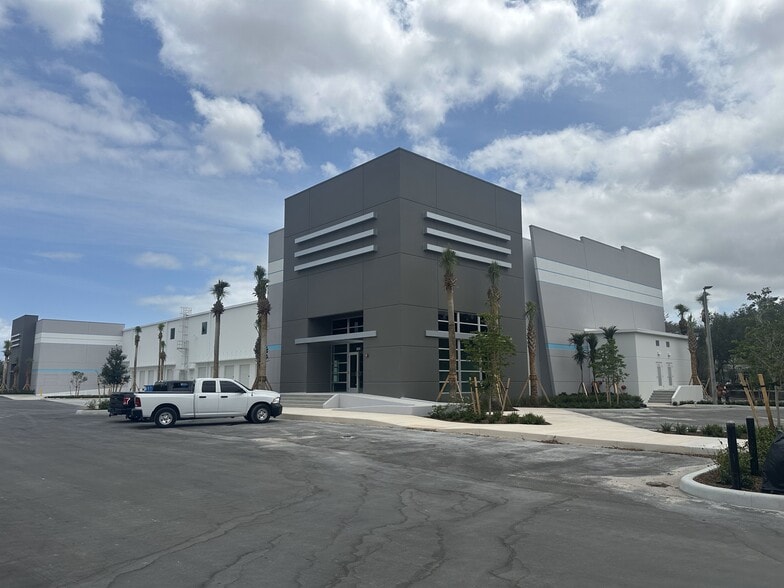 2551 NW 19th St, Pompano Beach, Pompano Beach, FL for lease - Building Photo - Image 2 of 4