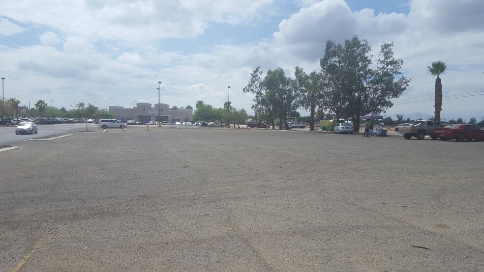 4th St & Wake Ave, El Centro, CA for lease - Building Photo - Image 2 of 3