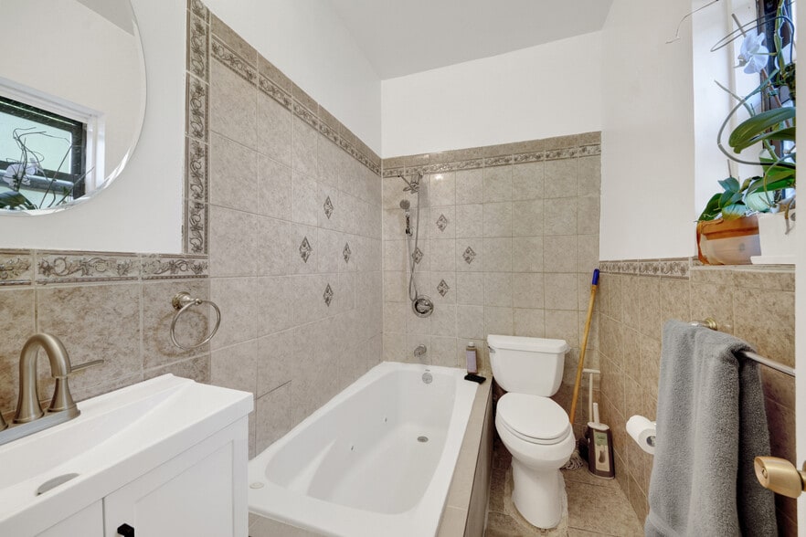 1748 Cross Bronx Expy, Bronx, NY à vendre - Photo du bâtiment - Image 3 de 24