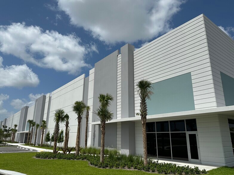 1100 Old Dixie Hwy, Lake Park, FL à louer - Photo du bâtiment - Image 3 de 9