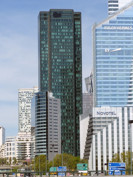 Office in Courbevoie for lease - Building Photo - Image 3 of 40