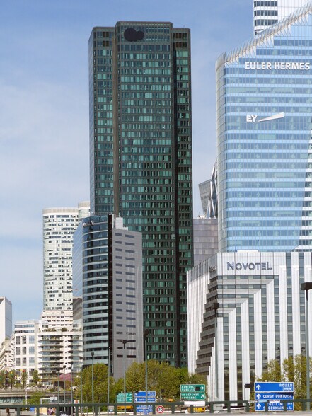 Bureau dans Courbevoie à louer - Photo du bâtiment - Image 3 de 40