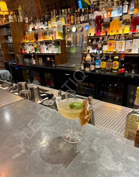 Commerce de détail dans Nantes à vendre - Photo du bâtiment - Image 2 de 7