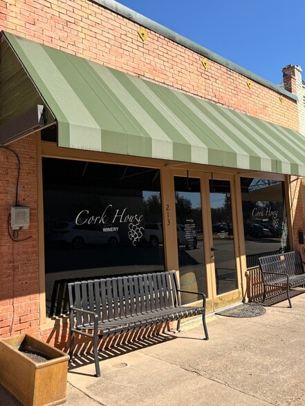 213 E Main St, Waxahachie, TX for sale - Building Photo - Image 2 of 9