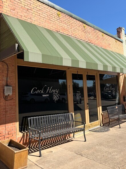 213 E Main St, Waxahachie, TX à vendre - Photo du bâtiment - Image 2 de 9