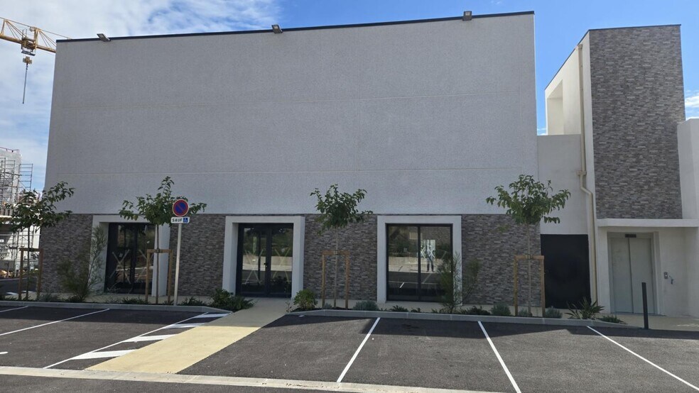 Retail in Cuers for sale - Building Photo - Image 1 of 4
